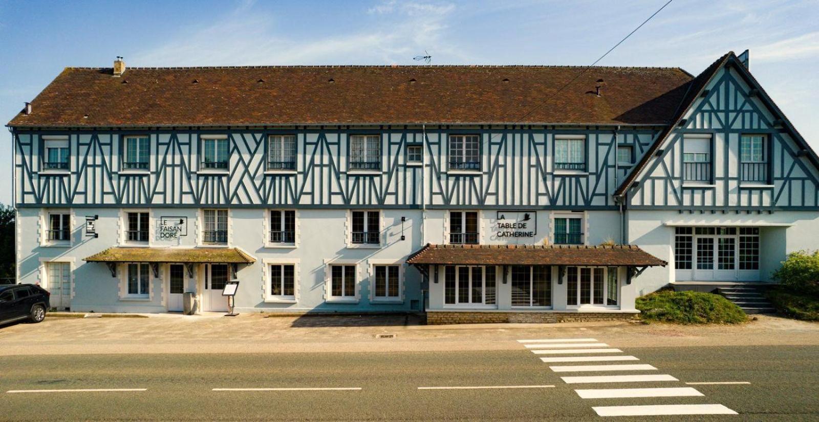 Logis Hotel Restaurant Le Faisan Dore Argentan Bagian luar foto